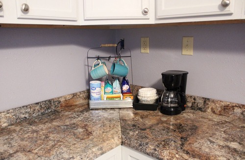 Alton Apartment | Swanky fun city apartment close to Fast Eddie’s! Minutes from downtown Alton.
