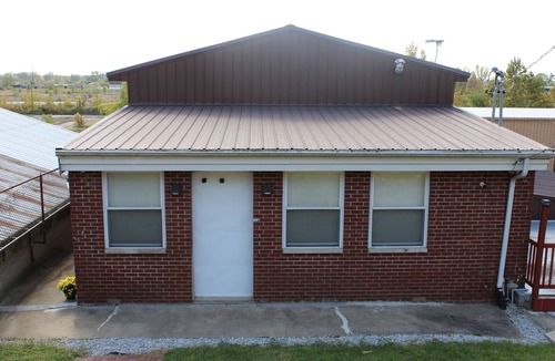 Alton Apartment | Swanky fun city apartment close to Fast Eddie’s! Minutes from downtown Alton.