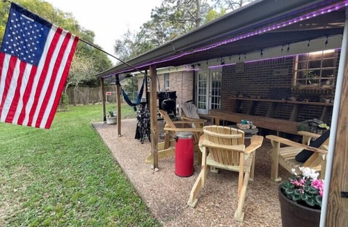Tillmans Corner House | Take a break on Freeway Lane