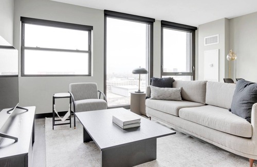 Illinois Medical District Apartment | Tasteful Medical District 1BR w/ Gym & W/D, 1 block to L, by Blueground