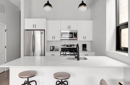 West Town Apartment | Tasteful West Town 2BR, 4 blocks to L & Wicker Park bars, by Blueground