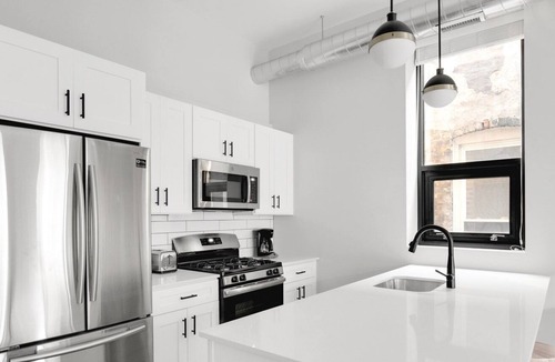 West Town Apartment | Tasteful West Town 2BR, 4 blocks to L & Wicker Park bars, by Blueground
