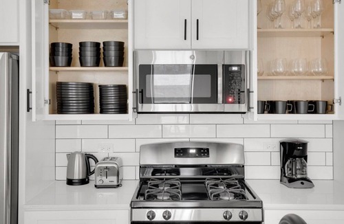 West Town Apartment | Tasteful West Town 2BR, 4 blocks to L & Wicker Park bars, by Blueground