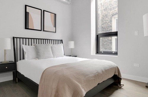 West Town Apartment | Tasteful West Town 2BR, 4 blocks to L & Wicker Park bars, by Blueground
