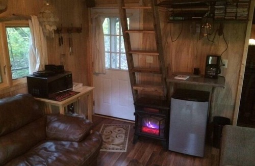 Nauvoo Cabin | Ten Acre Treehouse "Whitetail" Sleeps 2-4