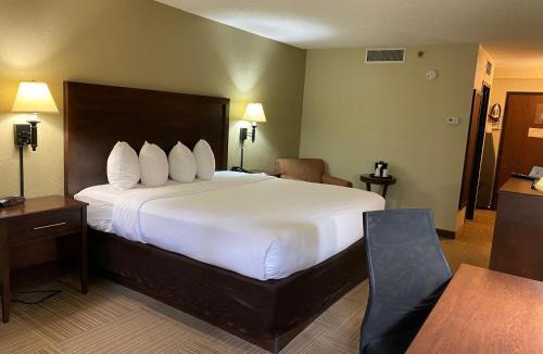 Quincy Hotel | The Atrium Hotel on Third