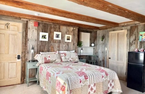 North Berwick Hotel | The Barnboard Room-Unit 3- Farmstay Close to Wells, Ogunquit beach & shops