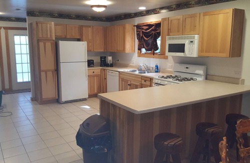 Oglesby Villa | The Bear Den Peaceful and Comfortable Animal and Hummingbird Viewing
