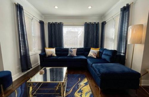 North Mayfair Apartment | The Blue Golden Luxury Modern 3- Bedroom Apartment in Chicago