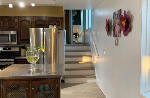 Wood Dale House | The Breathtaking Gallery, 2be/2ba, pet friendly, near O’Hare