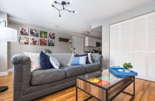 Uptown Condo | The Bright Retreat in Andersonville