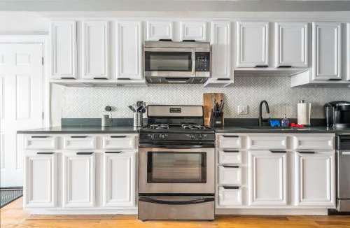 Uptown Apartment | The Bright Retreat in Andersonville