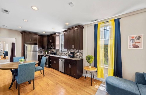 West Bucktown Apartment | The BuckLogan Nest, Sleeps 6, Walk to Blue Line