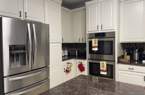 Carol Stream House | The Carol Stream Casa - Luxury Large Home, 7 bds, 75" and 65" TVs, Workspace