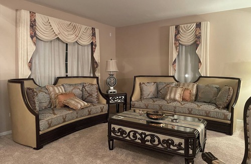Carol Stream House | The Carol Stream Casa - Luxury Large Home, 7 bds, 75" and 65" TVs, Workspace