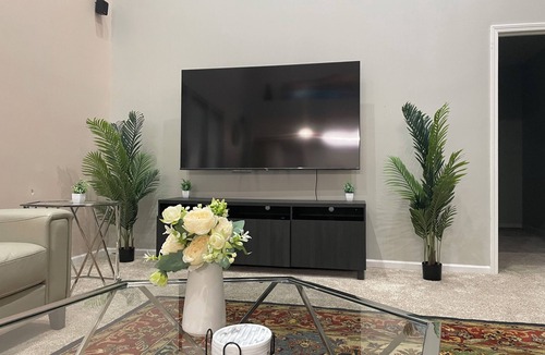 Carol Stream House | The Carol Stream Casa - Luxury Large Home, 7 bds, 75" and 65" TVs, Workspace