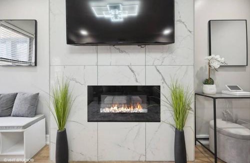 South Shore Apartment | The Chic Urban Oasis Near the Lake!