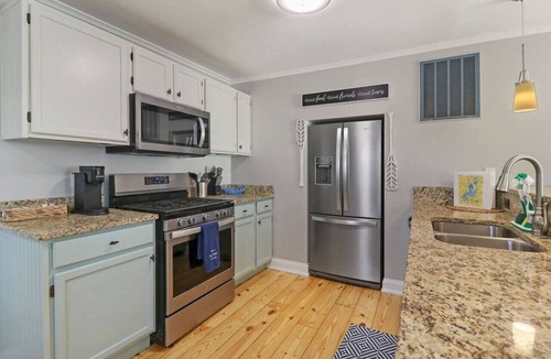 Fox Lake Apartment | `The Compass Cottage` A Cute & Cozy 2/1 Lakeview House with Hot Tub Included