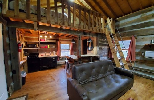 Hardin County Cabin | The Cottonwood cabin by Garden of the Gods in the Shawnee National Forest