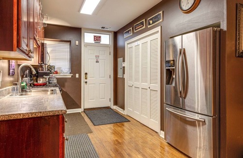 Washington Park Condo | The Cozy Nest: King Bed in Quiet and Safe Condo by McCormick Place and Midway!