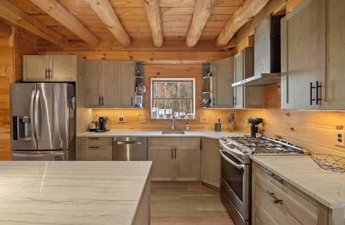 Williamsville House | The Dover Hideaway | Hot Tub & Close to Mt. Snow