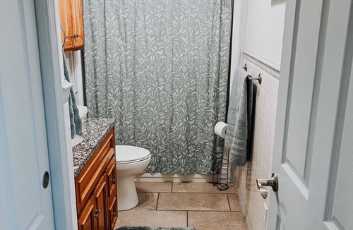 Quincy Apartment | “The Gem” walking distance to downtown and both hospitals!