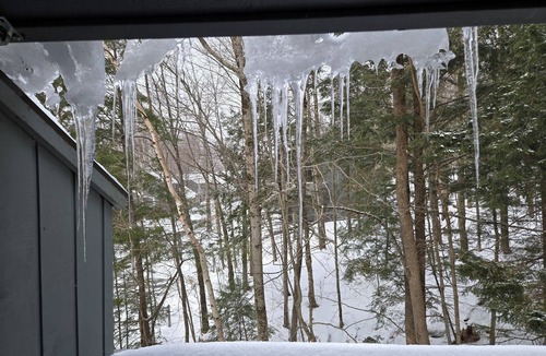 Lincoln House | The Granite Ledge: 3 bed,1.5 bath townhouse w/AC. Across from Loon MTN, Sleeps 8