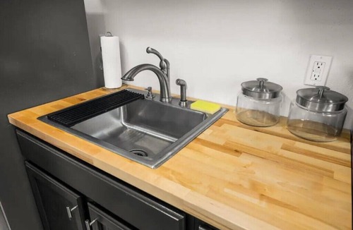 Washington Apartment | The Green Door - Cozy Stay by the Square Pubs & Cafe