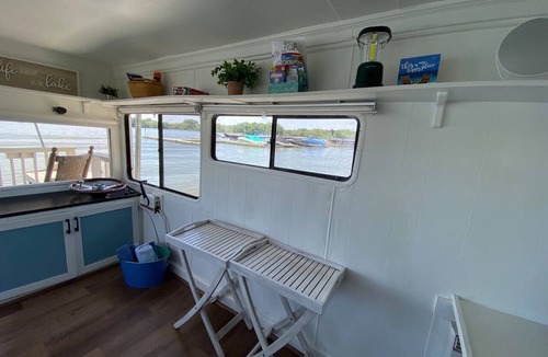 Antioch Boat Rental | The Houseboat @ The Cottages on Petite Lake