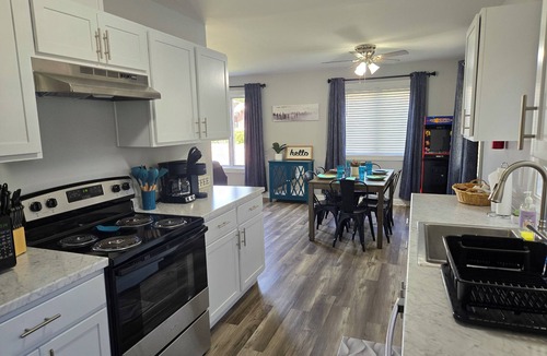 Ottawa House | The Lafayette Lounger Unit A, King Bed, Arcade Games, close to downtown