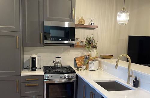 Douglas Apartment | The Landmark; a comfy suite near McCormick Place