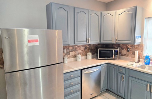 La Salle House | The Lasalle Lounger. Full game room! King beds. Walk to downtown.