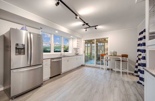 Lake Catherine Cottage | The Lodge, Sweet Waterfront Cottage, Separate Unit