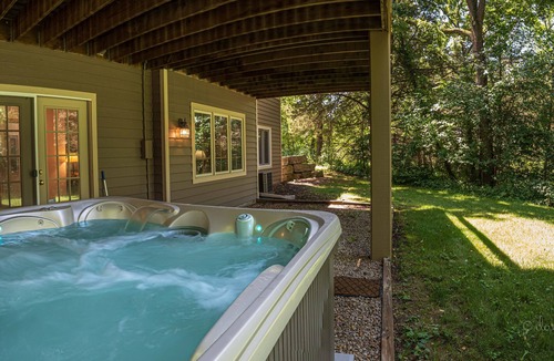 The Galena Territory Villa | The Lodge, 'North Woods' Galena escape w/hot tub & fire pit!