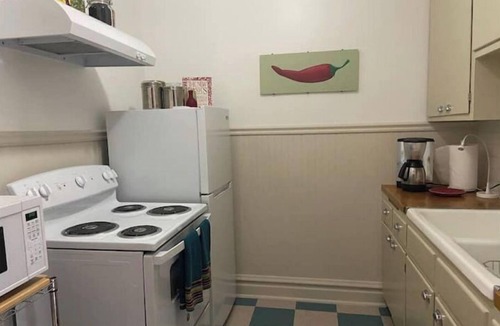Logan Square Apartment | The Logan Square Guest House - Classic Vintage Comfort With Free Parking!