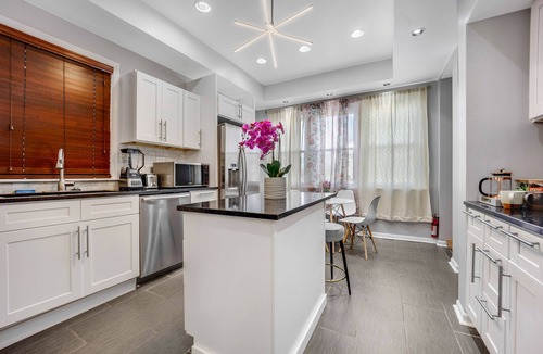Avondale House | The Logandale: HUGE Mid-Century Home, sleeps 15