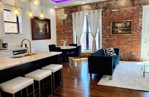 Metropolis Apartment | The Luxe High Roller! 2 bed apt in Metropolis near Harrah's Casino! Pet friendly