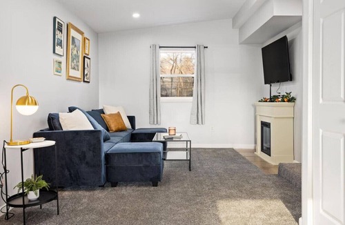 Peoria Heights House | The Modern Elm Escape: a cozy 2bd in the Heights