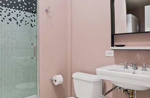 Park West Hotel | The Neighborhood Hotel - Lincoln Park 201 - One Bedroom