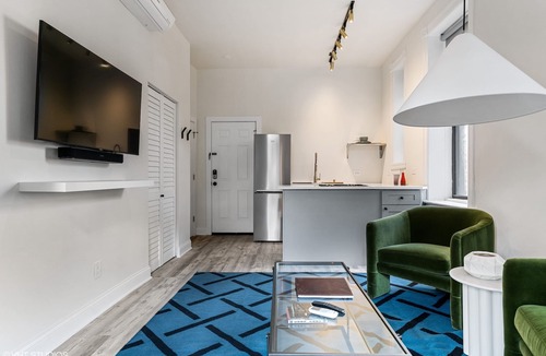 Park West House | The Neighborhood Hotel - Lincoln Park 402 - One Bedroom w/Patio