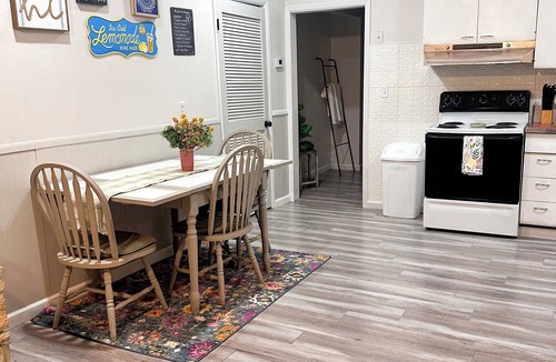 Taylorville Apartment | The Nest is a cozy 2-bedroom apartment on the Downtown Taylorville Square.