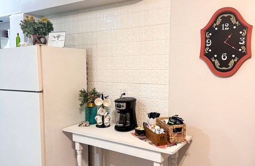 Taylorville Apartment | The Nest is a cozy 2-bedroom apartment on the Downtown Taylorville Square.