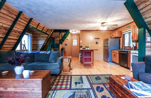 Pekin Cabin | The Owls Perch: Cabin w/Game Room & Pet Friendly