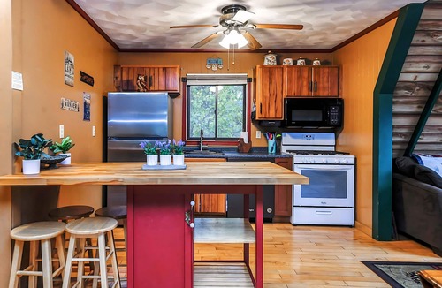 Pekin Cabin | The Owls Perch: Cabin w/Game Room & Pet Friendly
