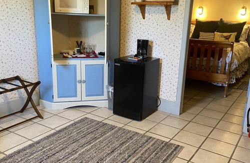 Alto Pass House | The Peachbarn Suite is an adorably cozy and rustic stay with great views!