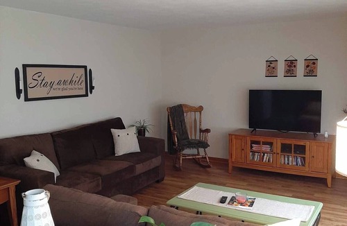 Laura House | The Perry House- Charming 3-bedroom house with AC and WiFi in serene Monica