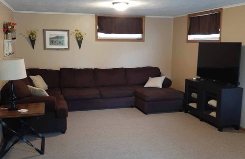 Laura House | The Perry House- Charming 3-bedroom house with AC and WiFi in serene Monica