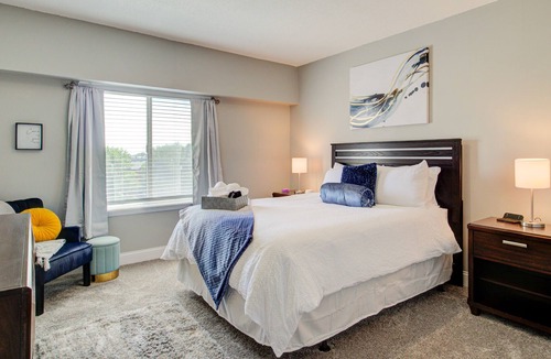 Springfield Apartment | The Premier Lincoln Suite | Downtown Springfield