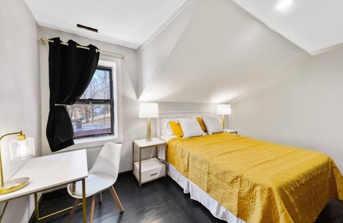 Fox Lake Hostel | The Randolph Hotel Room 306