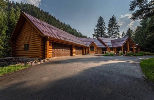 Greenough House | The Riverfront Lodge on the Blackfoot - Private beach!